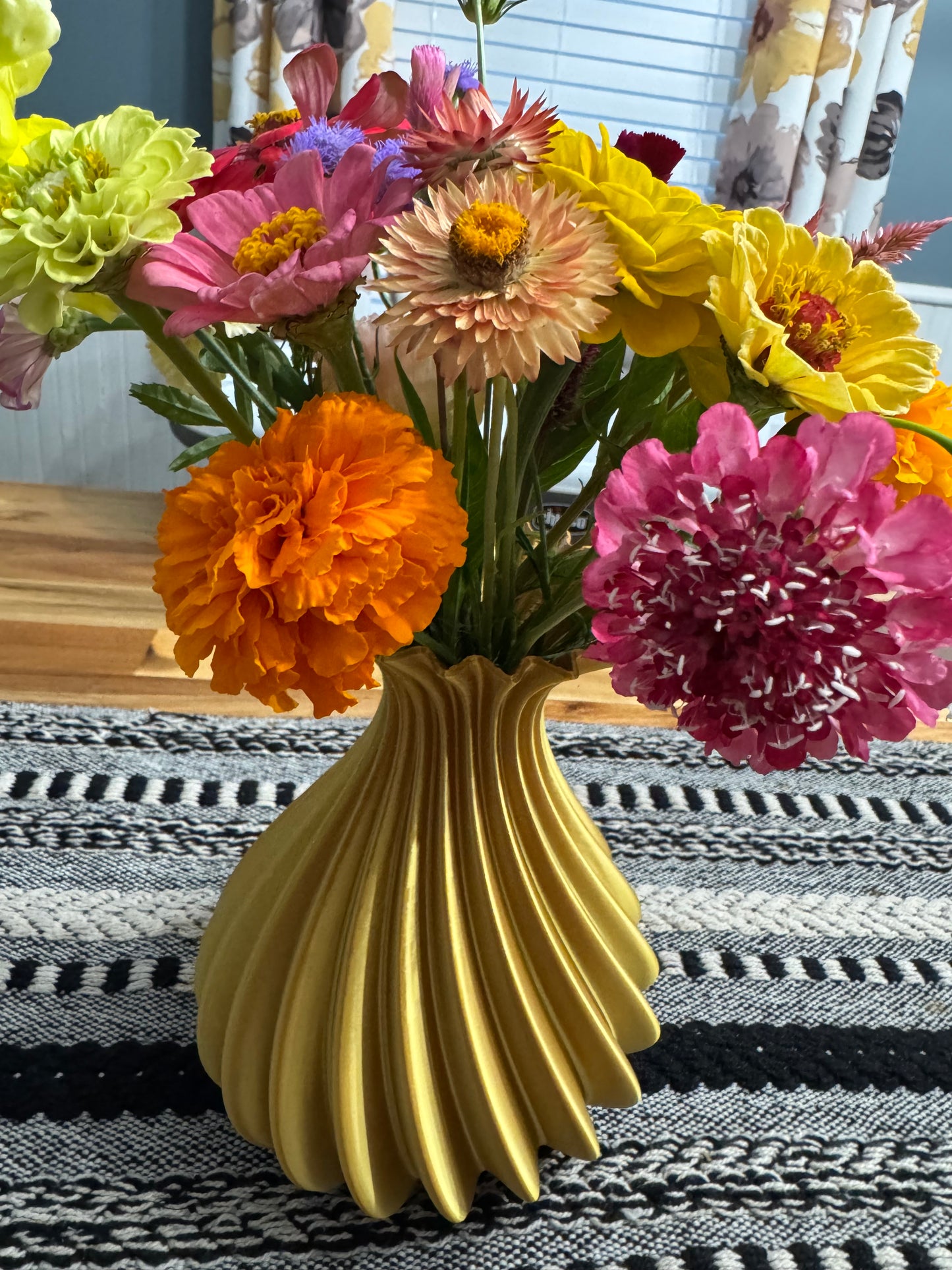 Gold Silk Spiral Vase: Sunflower-Inspired Modern Art Decor